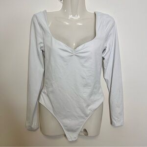 ◾️Aritizia Babaton White Long Sleeve Bodysuit
